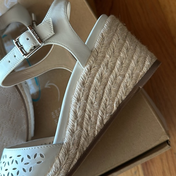 Vionic Wedge Sandals Size 10 - Picture 6 of 6